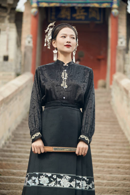 穿着中国汉族服饰马面裙的东方女性