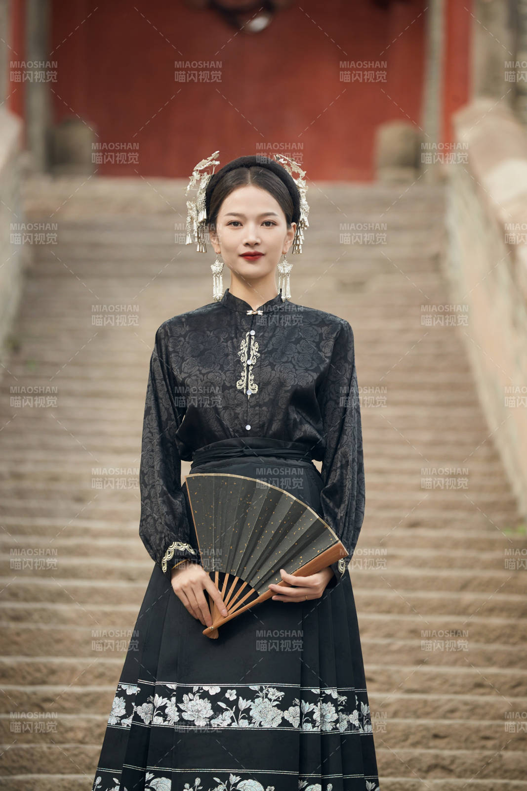 穿著中國漢族服飾馬面裙的東方女性