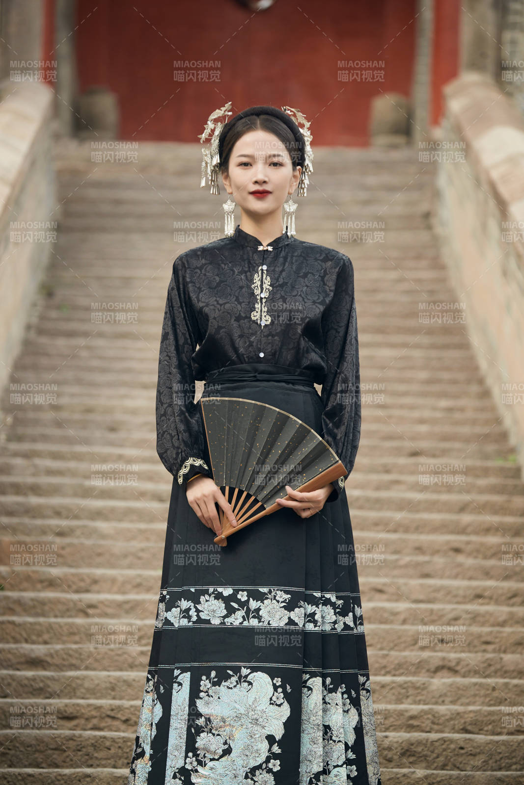 穿著中國漢族服飾馬面裙的東方女性