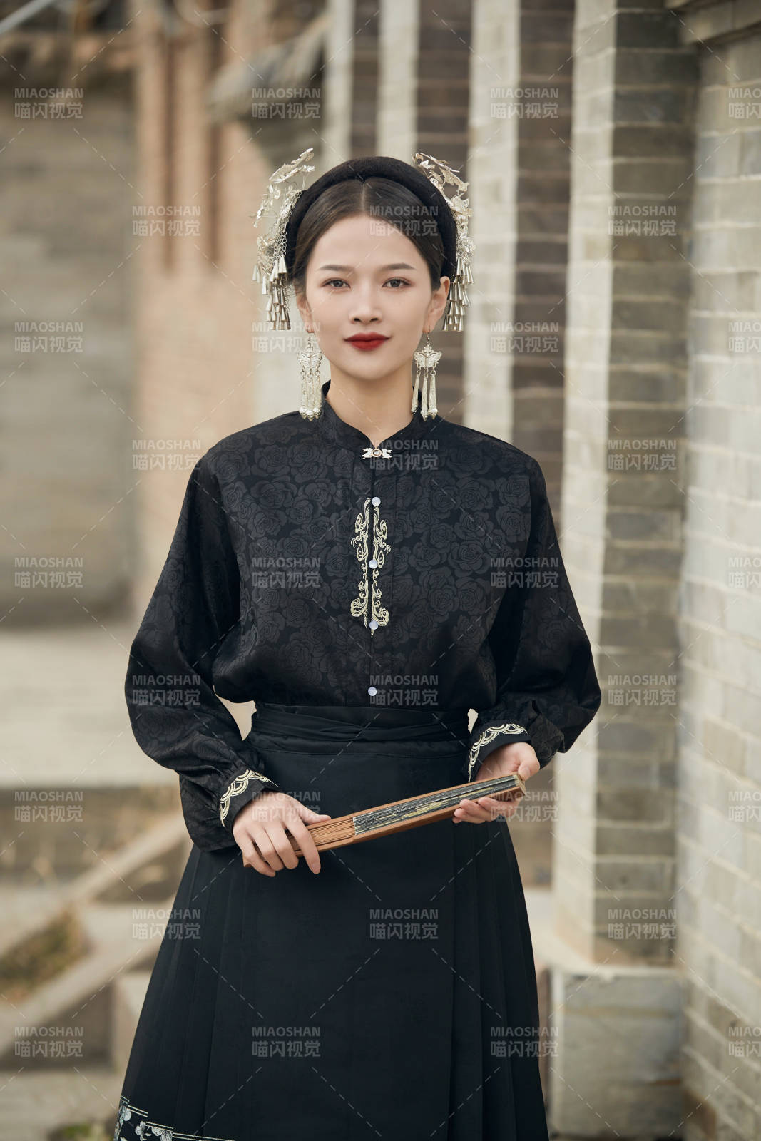 穿着中国汉族服饰马面裙的东方女性图片