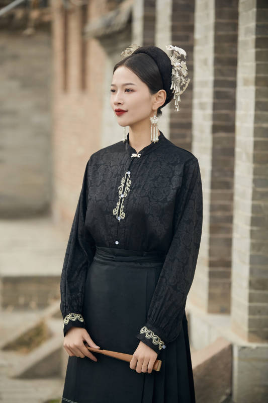 穿着中国汉族服饰马面裙的东方女性