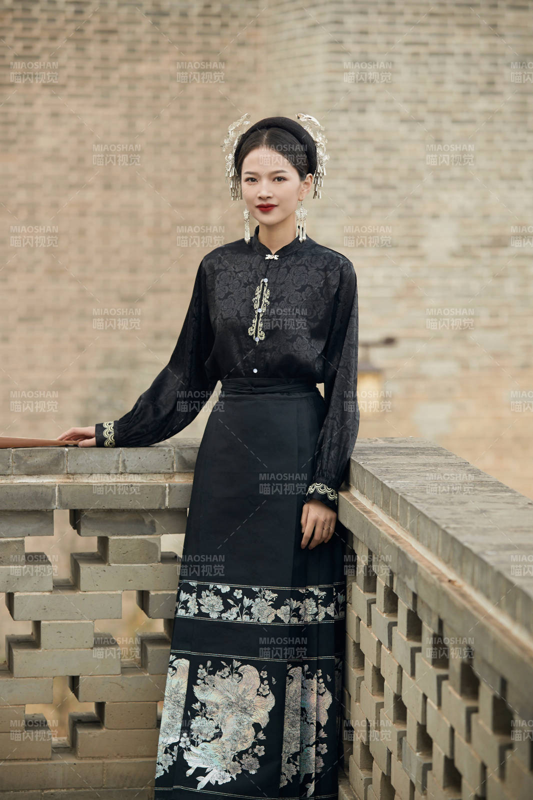 穿著中國漢族服飾馬面裙的東方女性