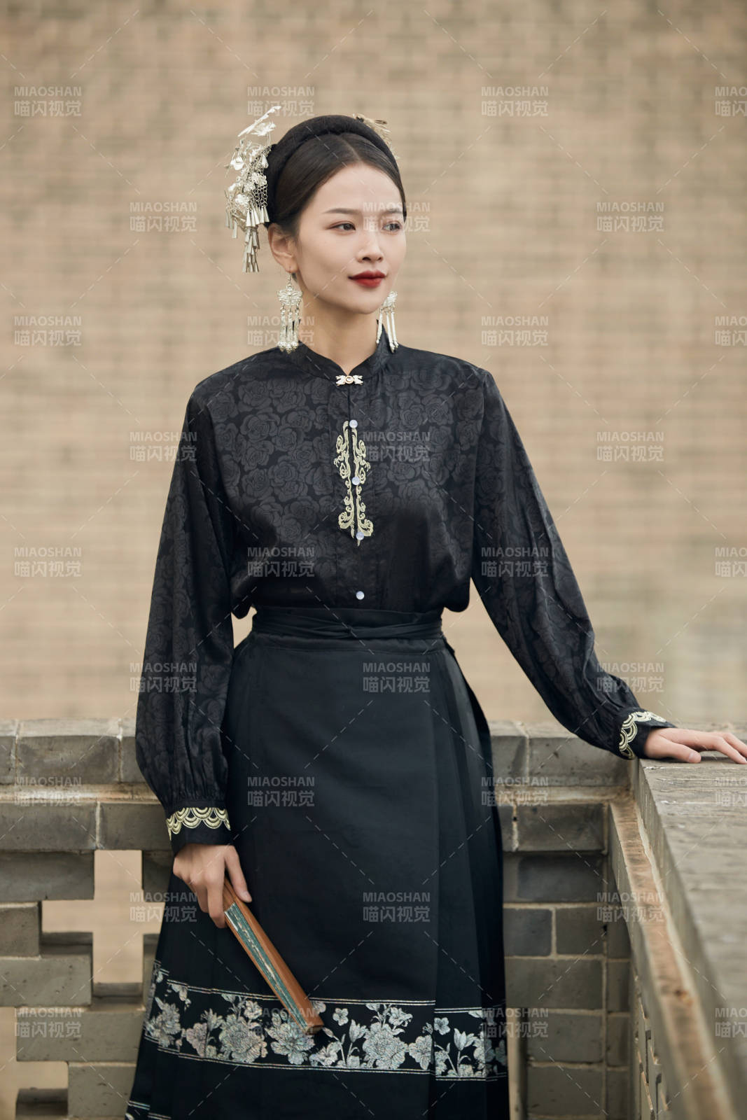 穿著中國漢族服飾馬面裙的東方女性