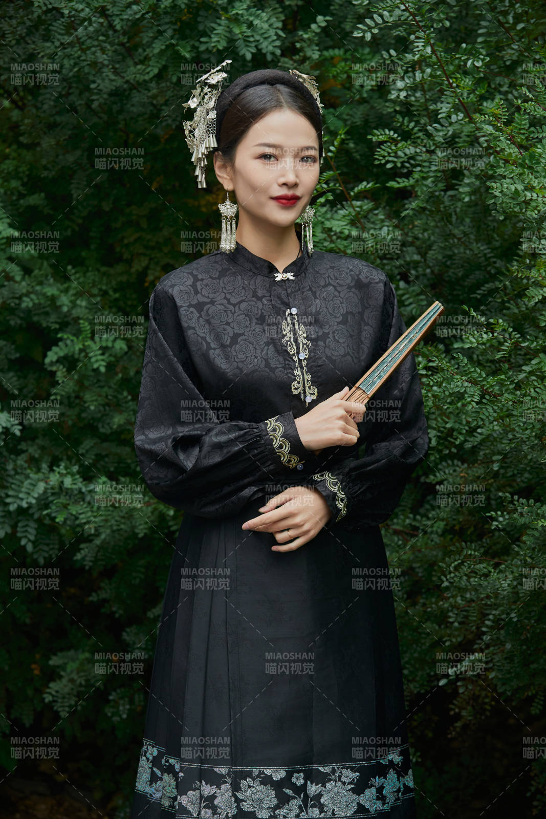 穿著中國漢族服飾馬面裙的東方女性