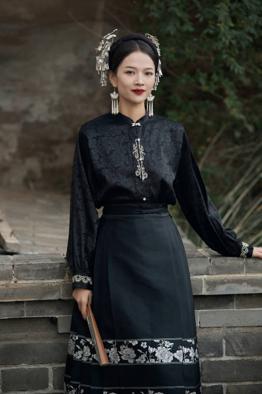 穿着中国汉族服饰马面裙的东方女性