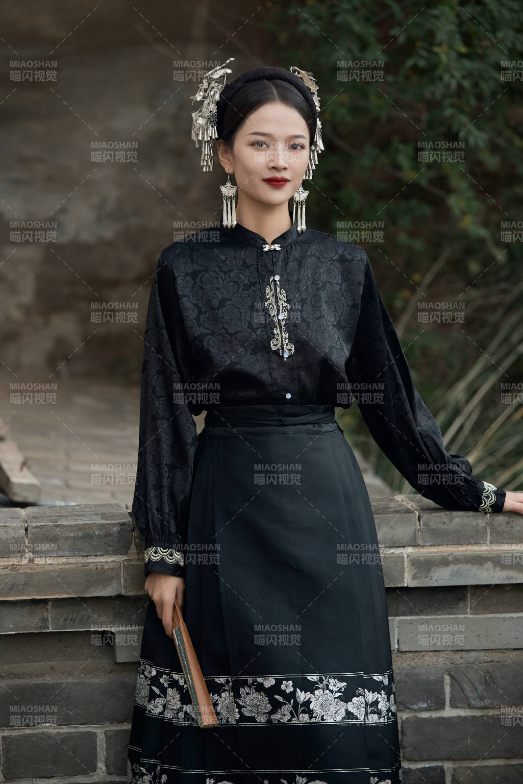 穿着中国汉族服饰马面裙的东方女性