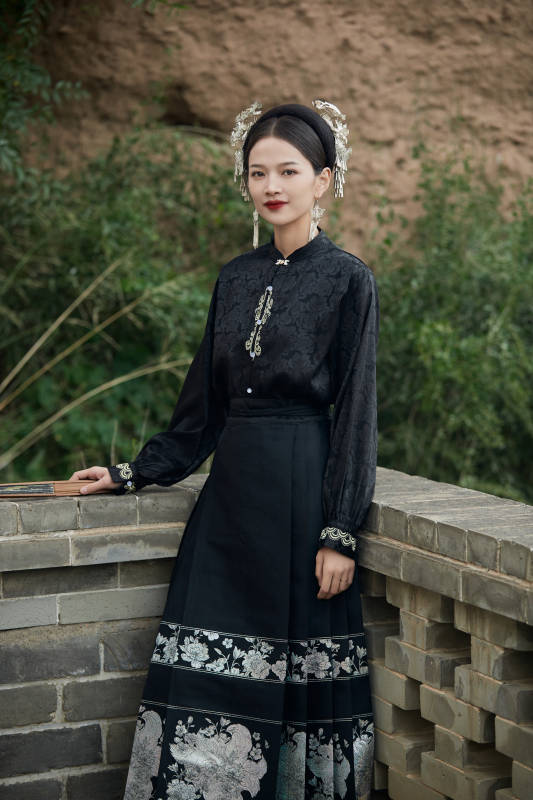 穿着中国汉族服饰马面裙的东方女性