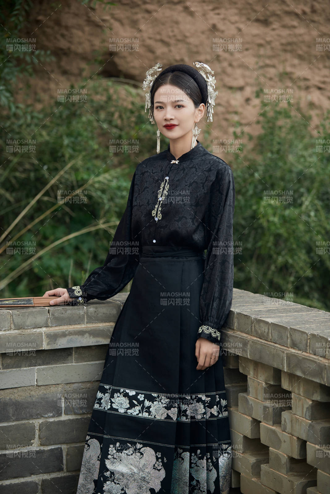 穿着中国汉族服饰马面裙的东方女性