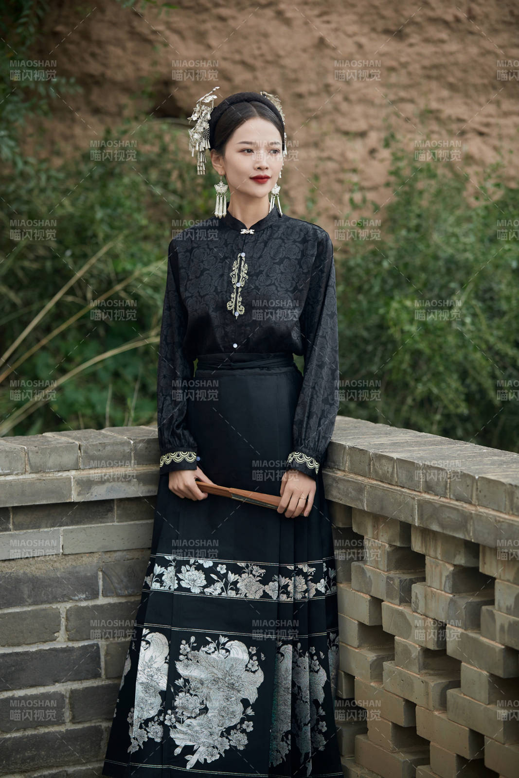 穿著中國漢族服飾馬面裙的東方女性