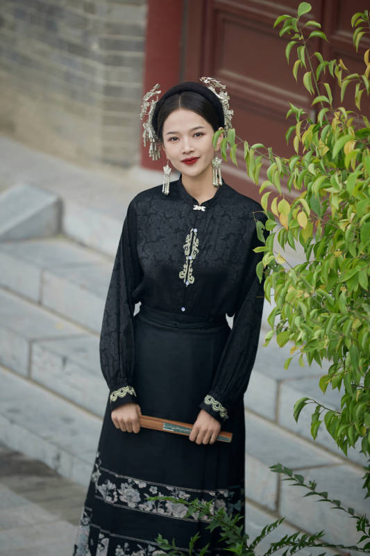 穿着中国汉族服饰马面裙的东方女性