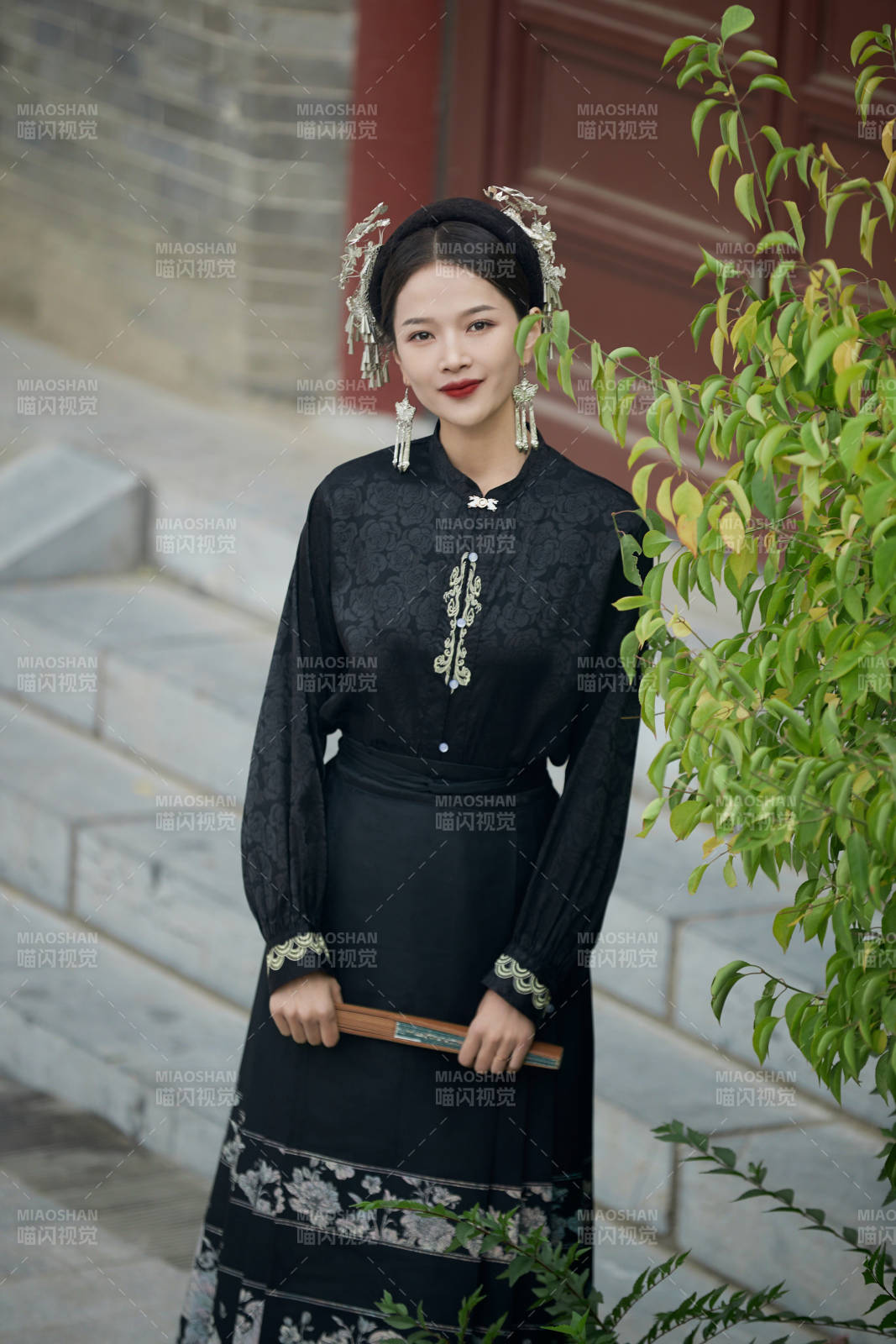 穿着中国汉族服饰马面裙的东方女性