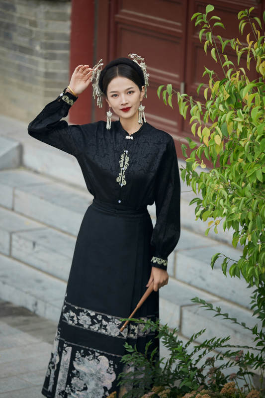 穿着中国汉族服饰马面裙的东方女性