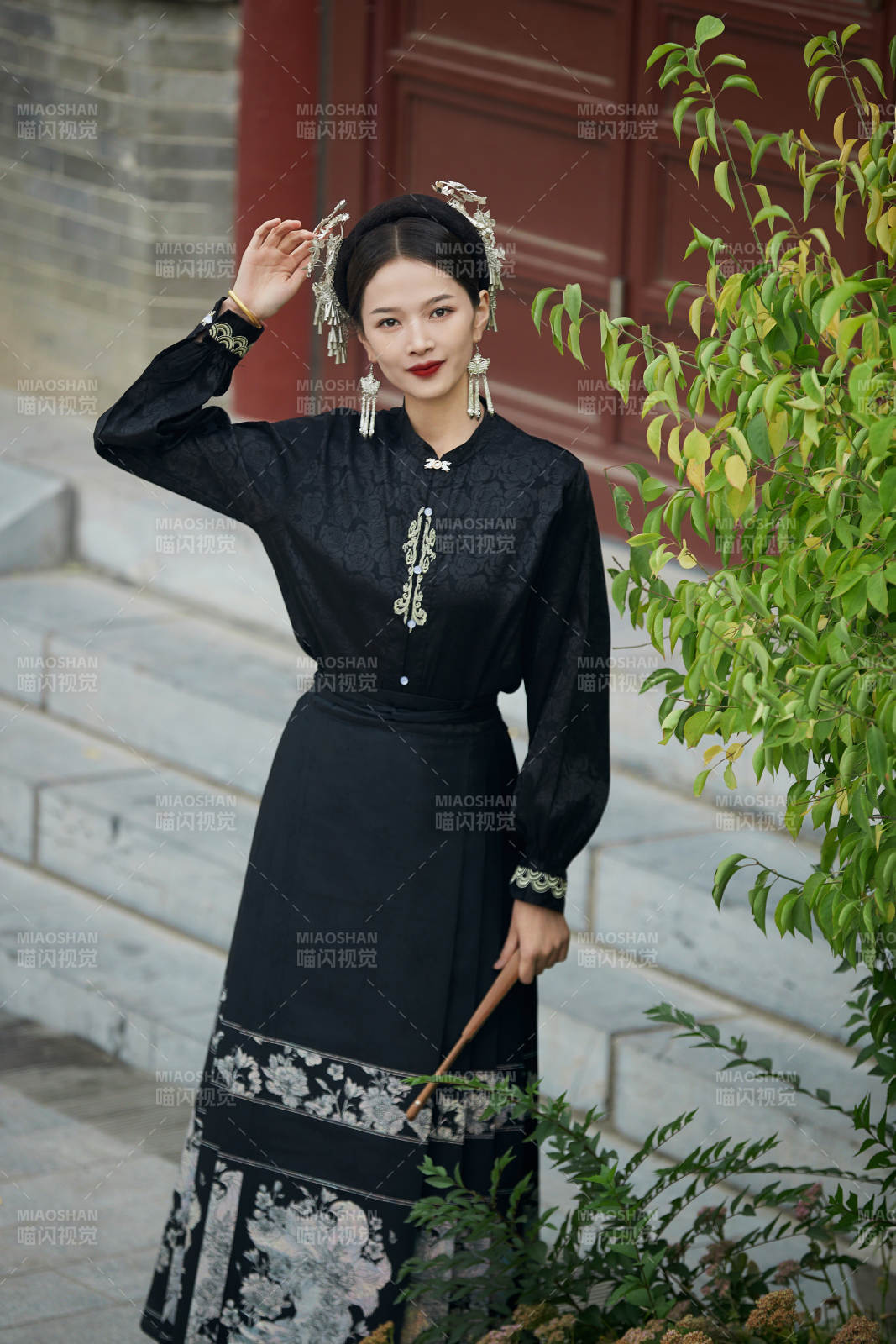 穿着中国汉族服饰马面裙的东方女性