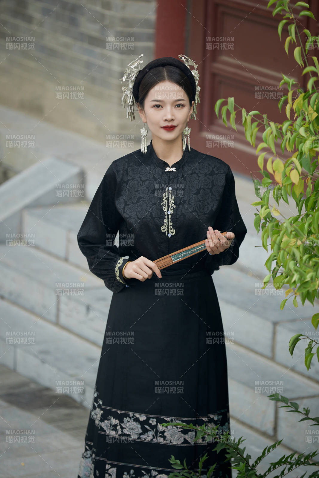 穿着中国汉族服饰马面裙的东方女性图片