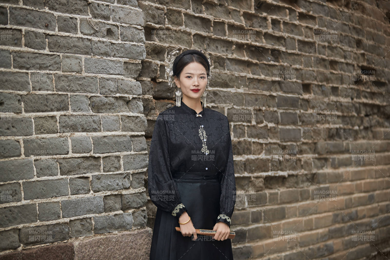 穿著中國漢族服飾馬面裙的東方女性