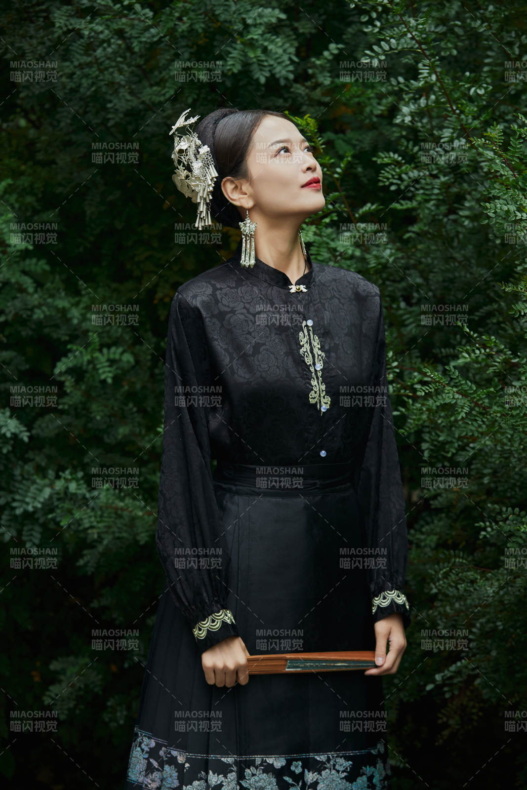 穿著中國漢族服飾馬面裙的東方女性