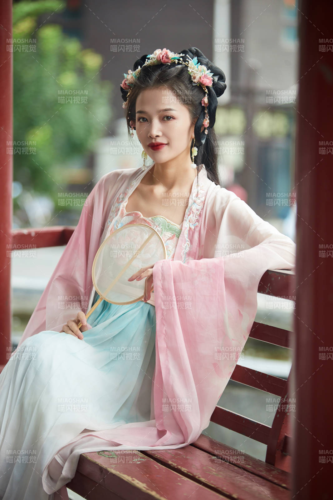 穿著漢服在古城拍照的東方美女