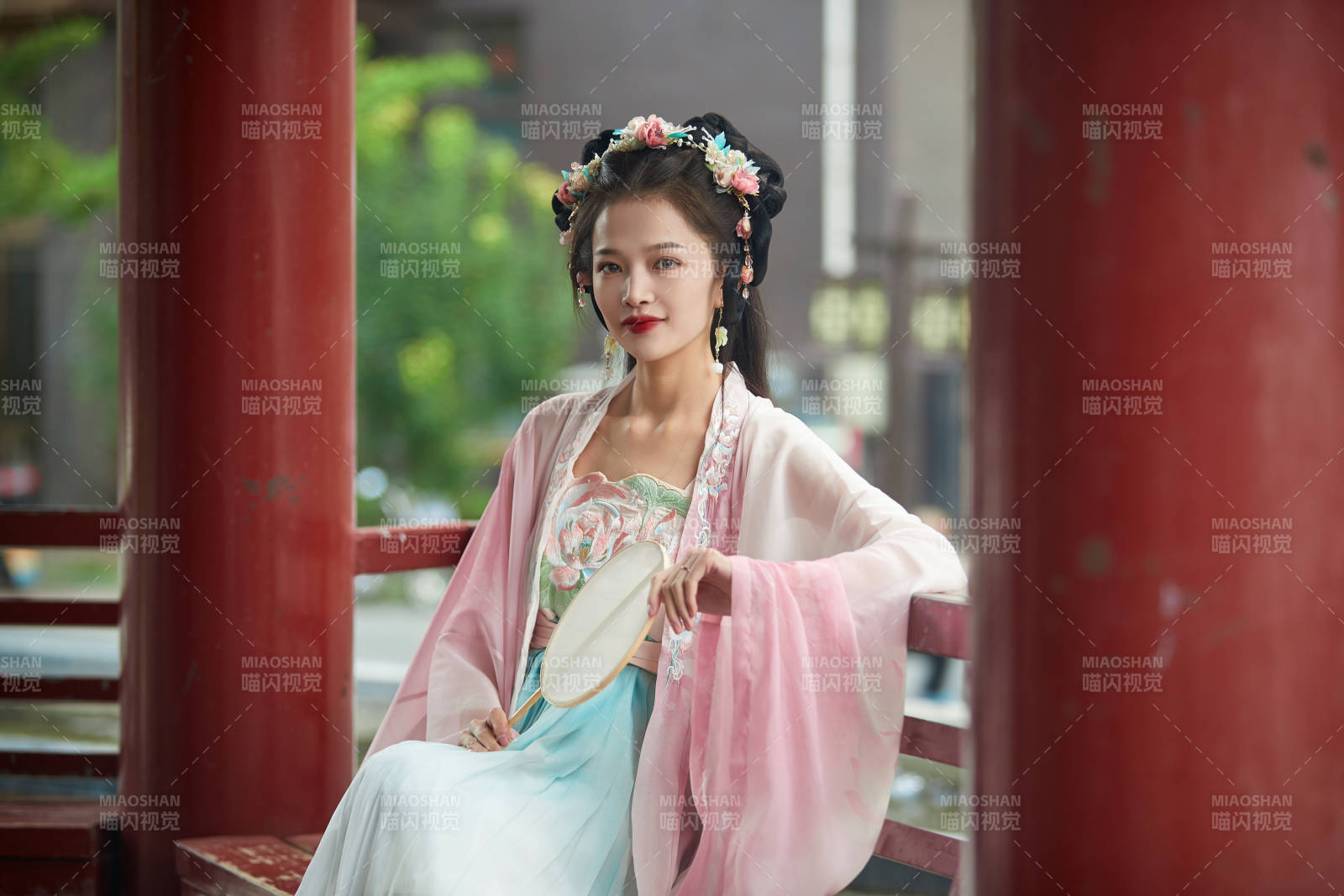 穿著漢服在古城拍照的東方美女