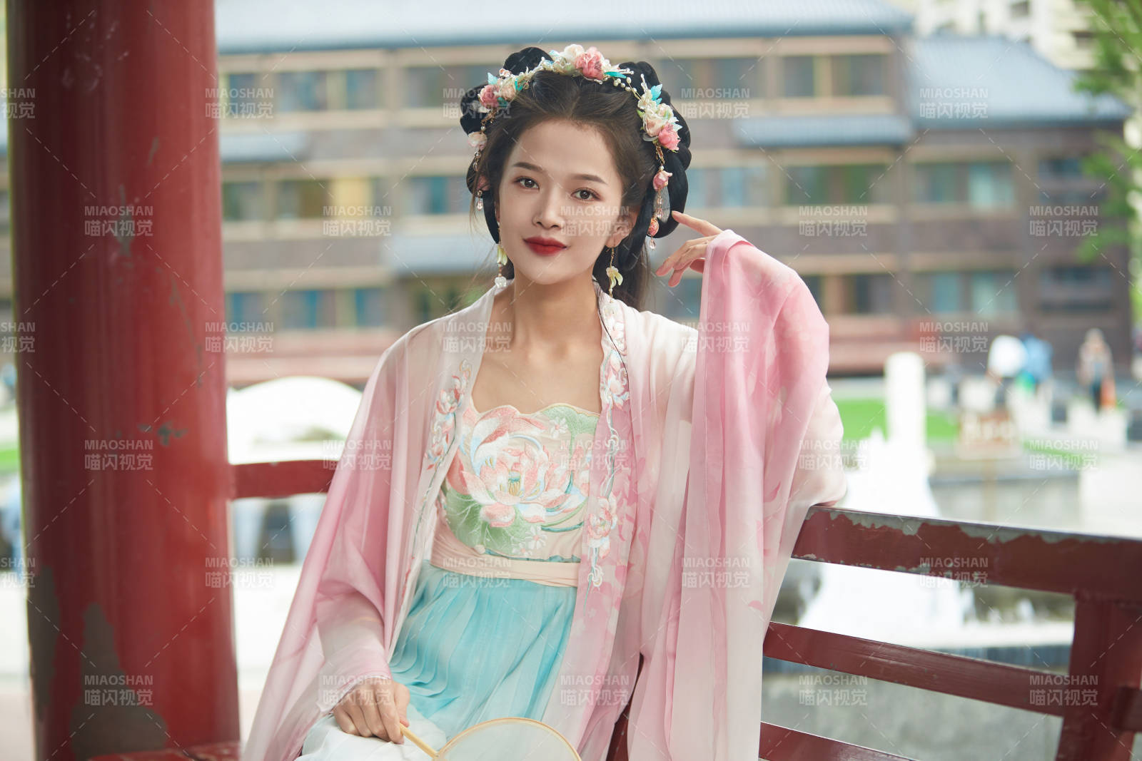 穿著漢服在古城拍照的東方美女