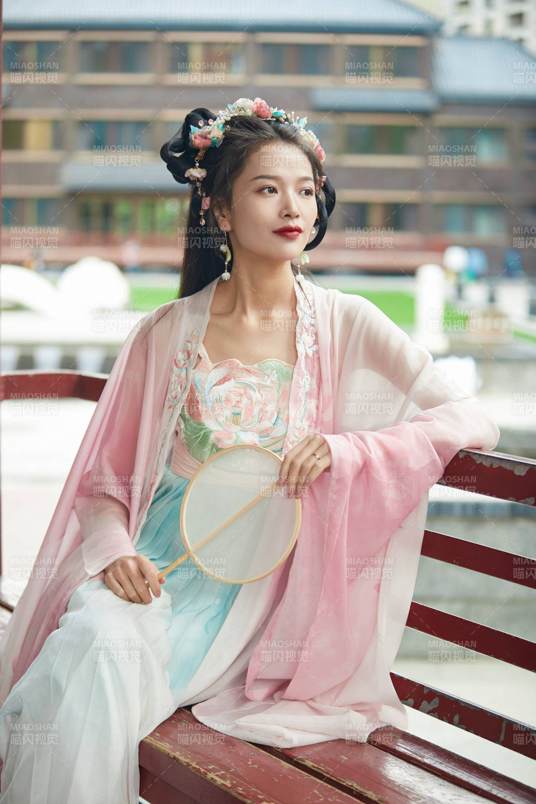 穿著漢服在古城拍照的東方美女