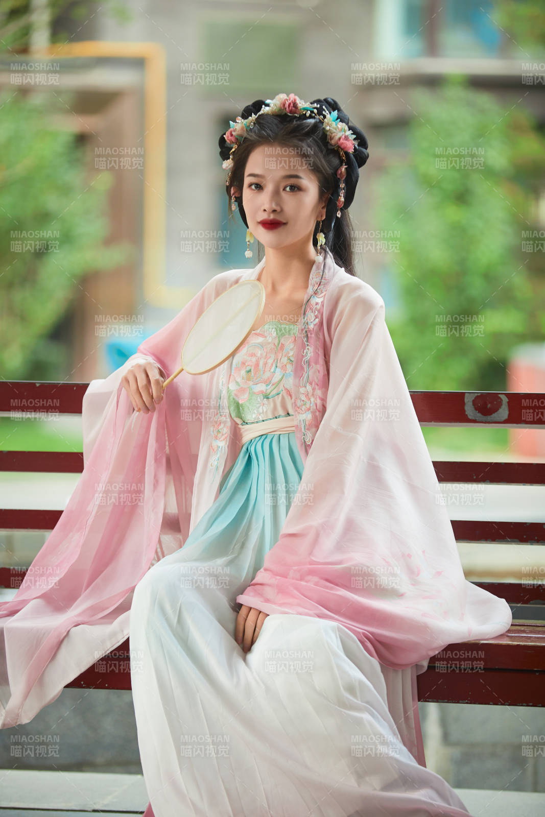 穿著漢服在古城拍照的東方美女