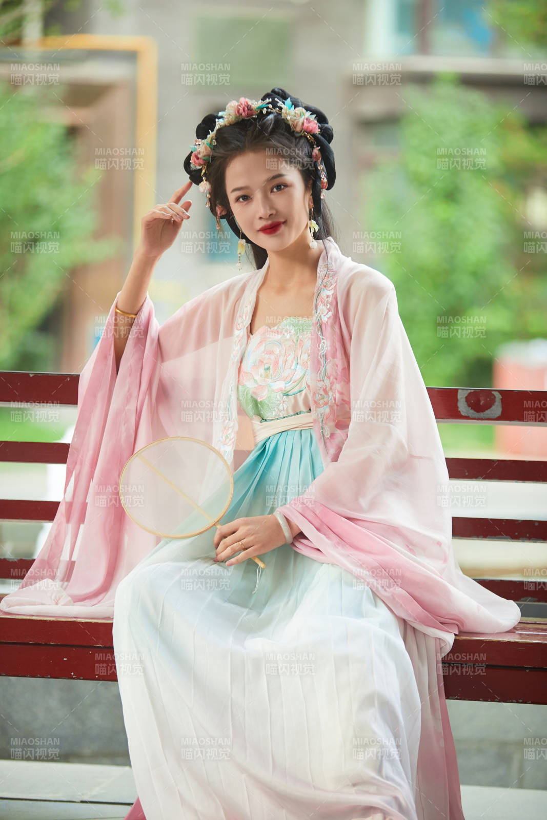 穿著漢服在古城拍照的東方美女