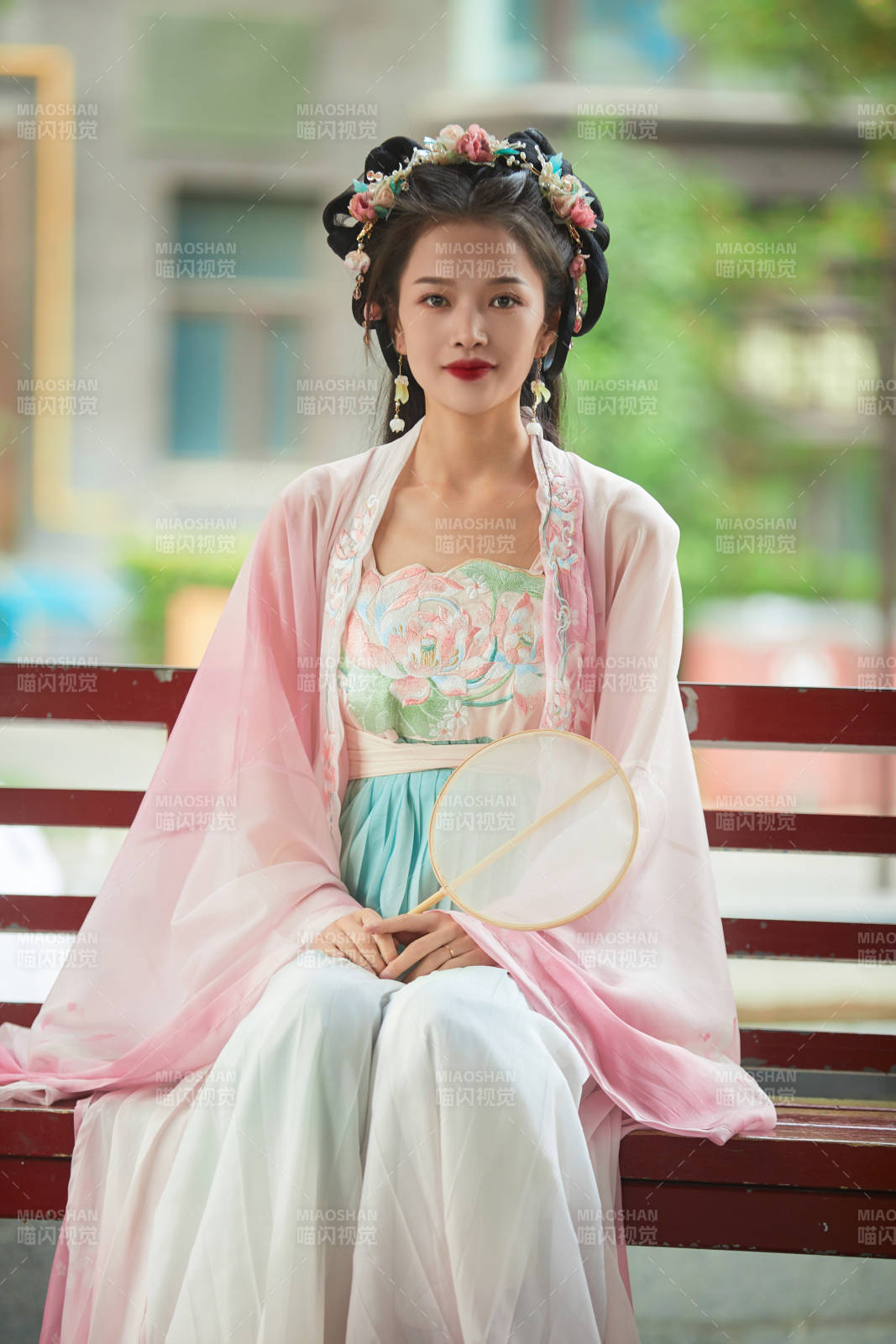 穿著漢服在古城拍照的東方美女