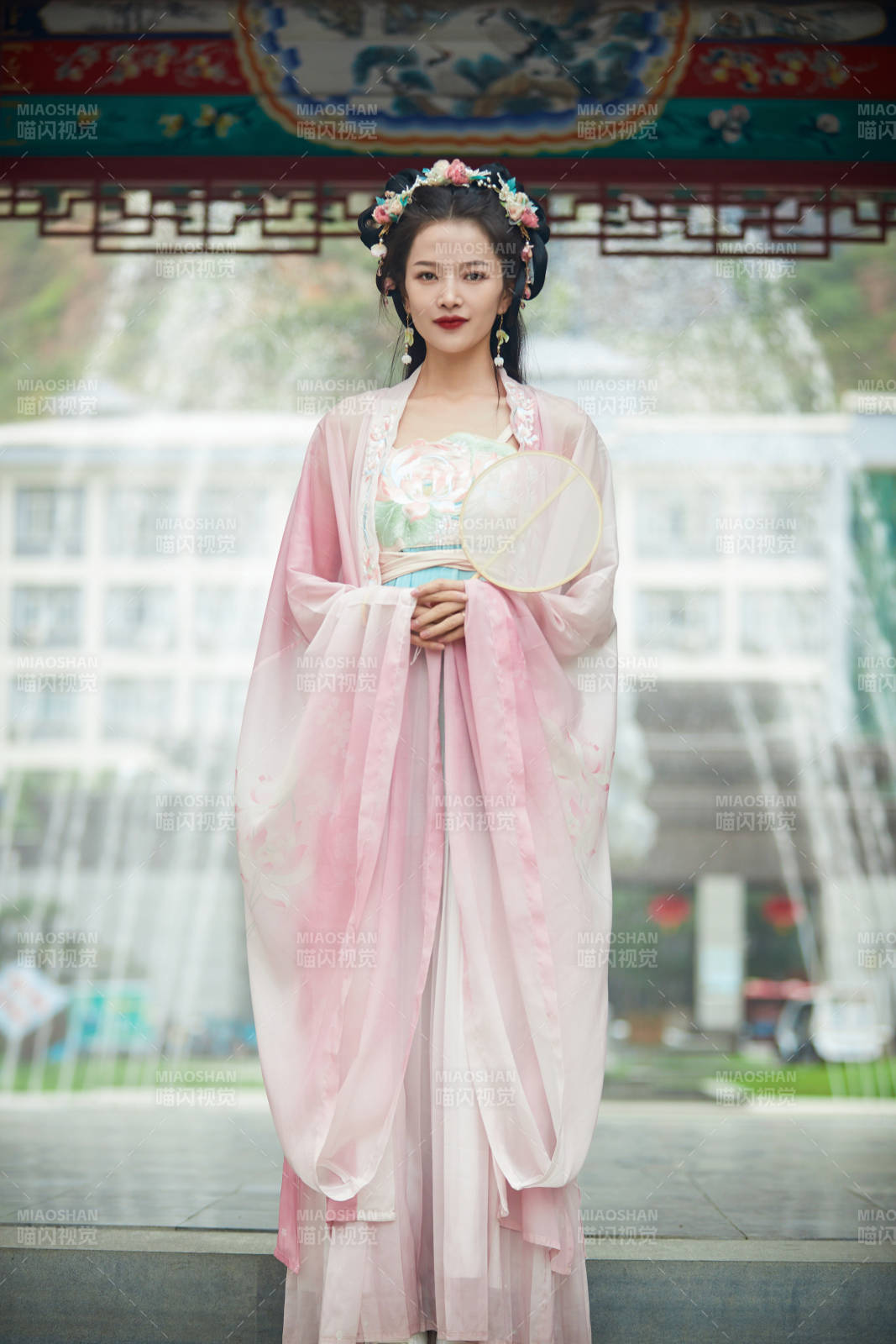 穿着汉服在古城拍照的东方美女图片