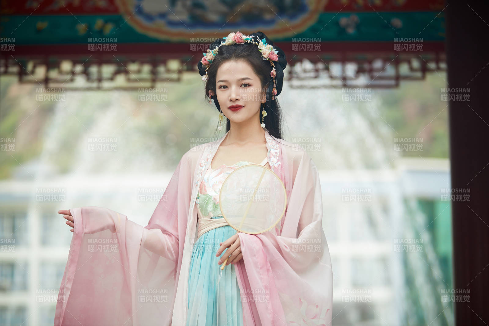 穿着汉服在古城拍照的东方美女