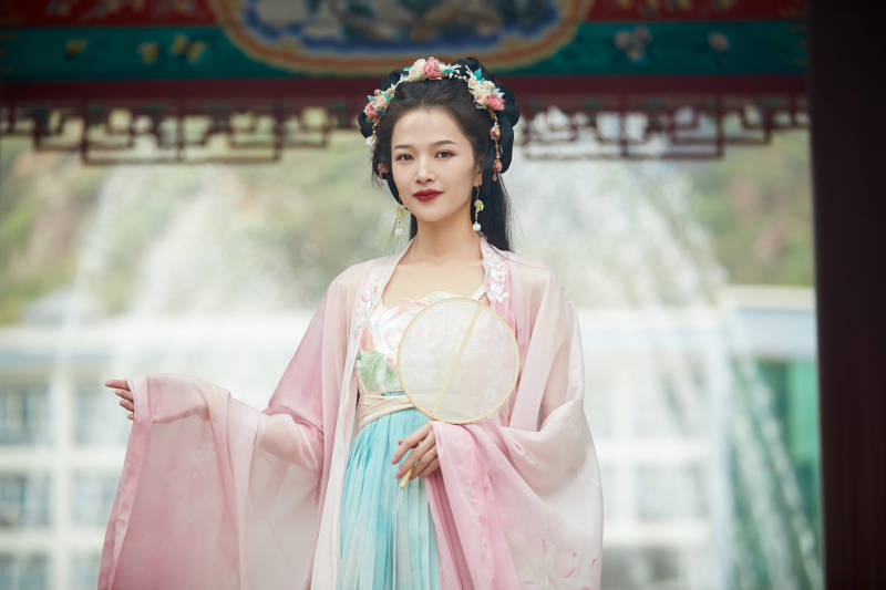 穿着汉服在古城拍照的东方美女