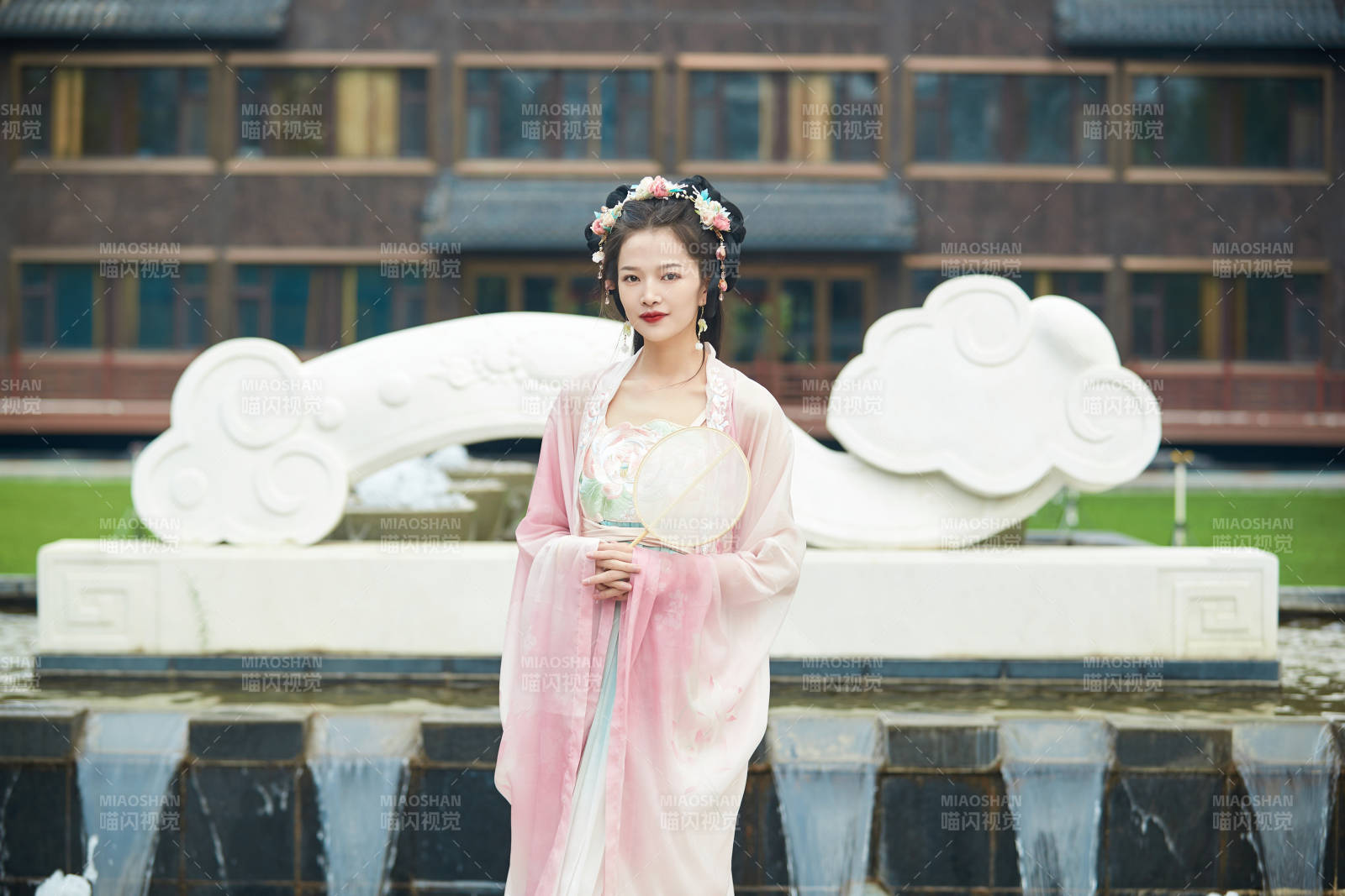 穿着汉服在古城拍照的东方美女