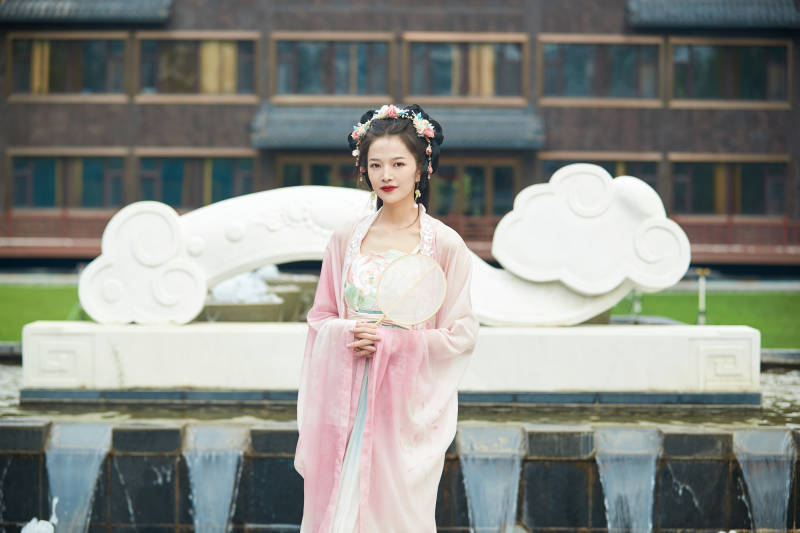 穿着汉服在古城拍照的东方美女