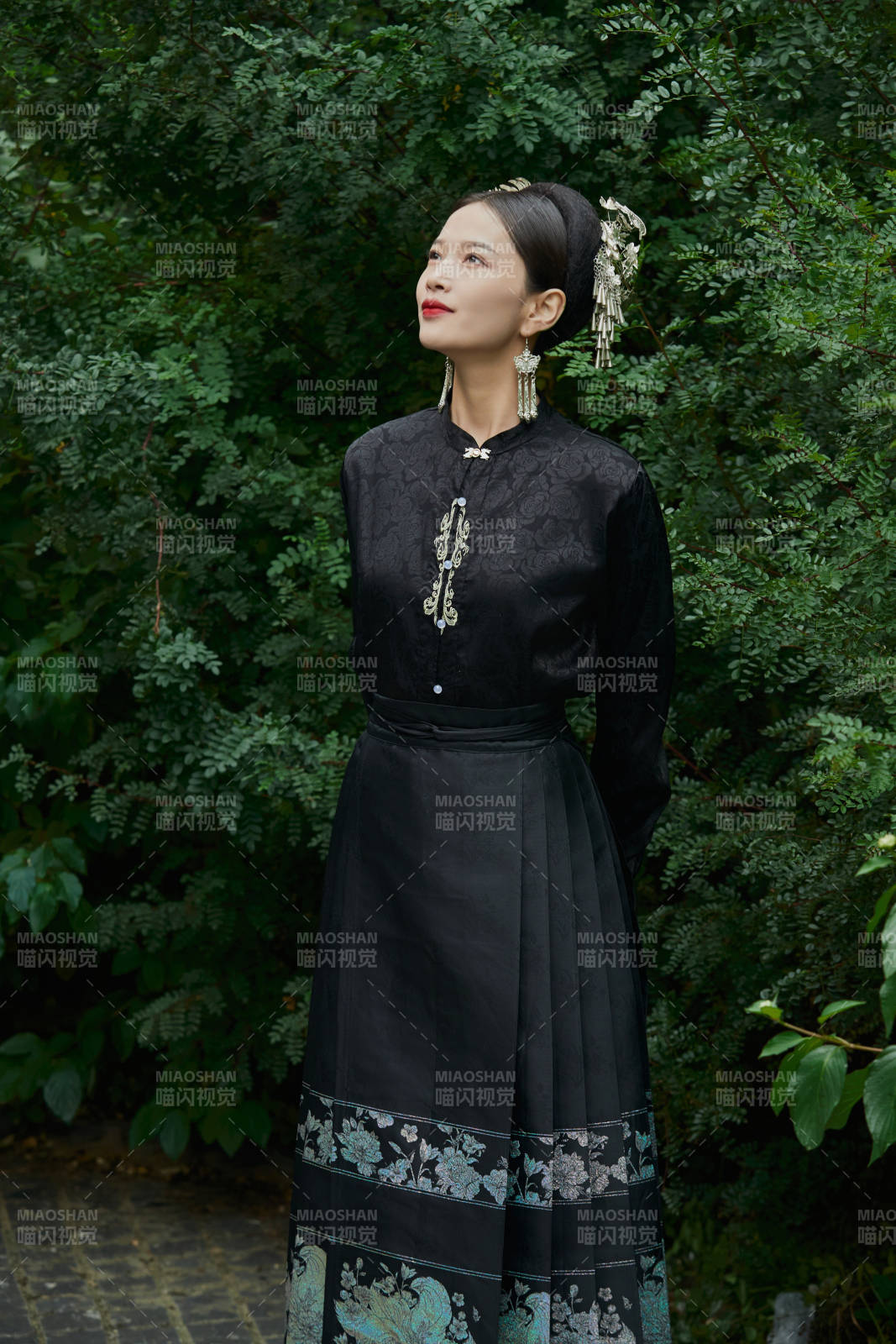 穿著中國漢族服飾馬面裙的東方女性