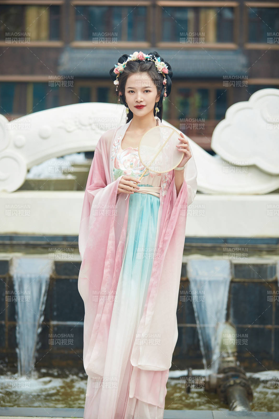 穿着汉服在古城拍照的东方美女