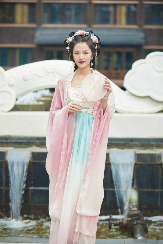 穿着汉服在古城拍照的东方美女