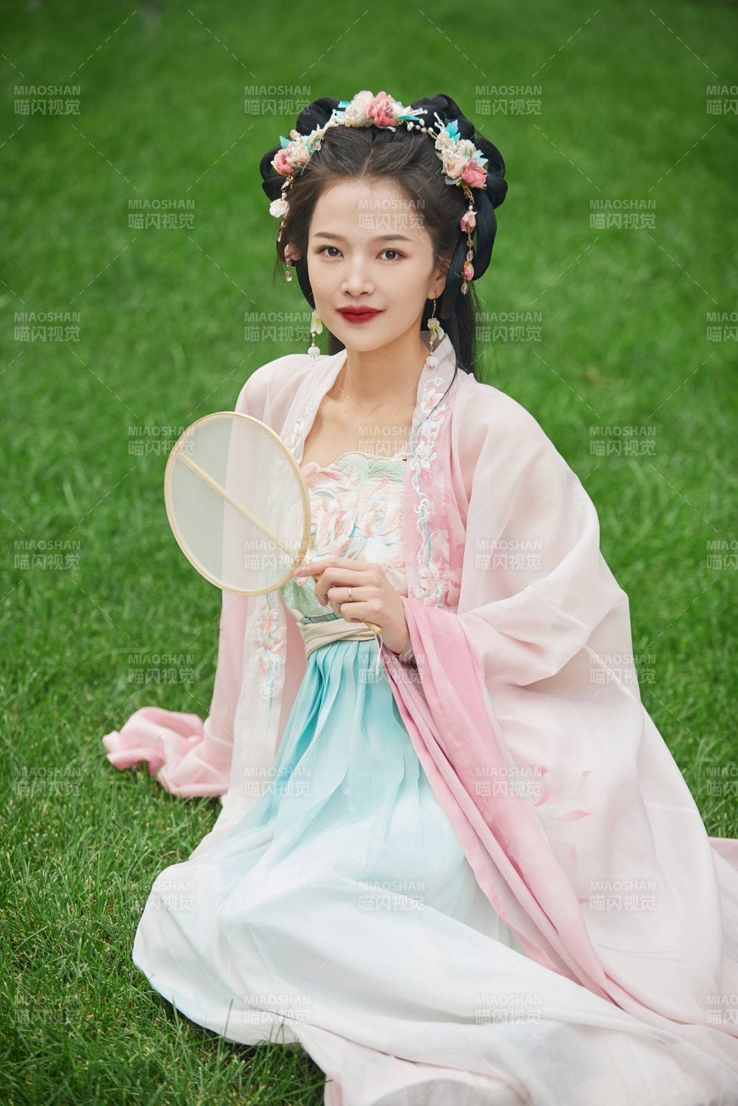 穿着汉服在古城拍照的东方美女图片