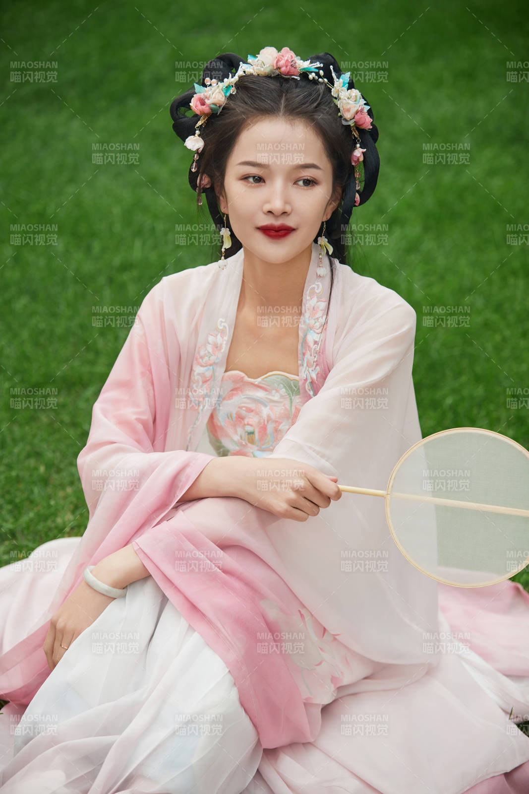 穿着汉服在古城拍照的东方美女