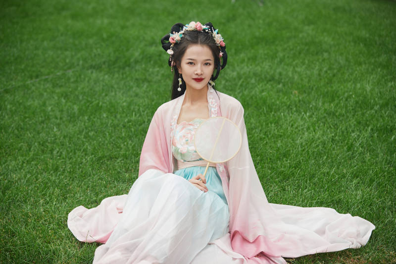 穿着汉服在古城拍照的东方美女