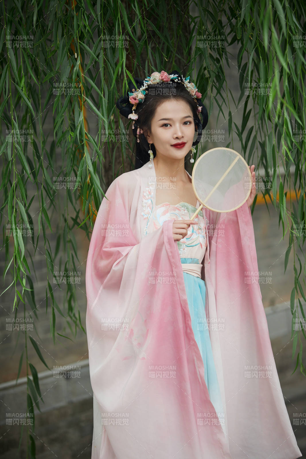 穿著漢服在古城拍照的東方美女