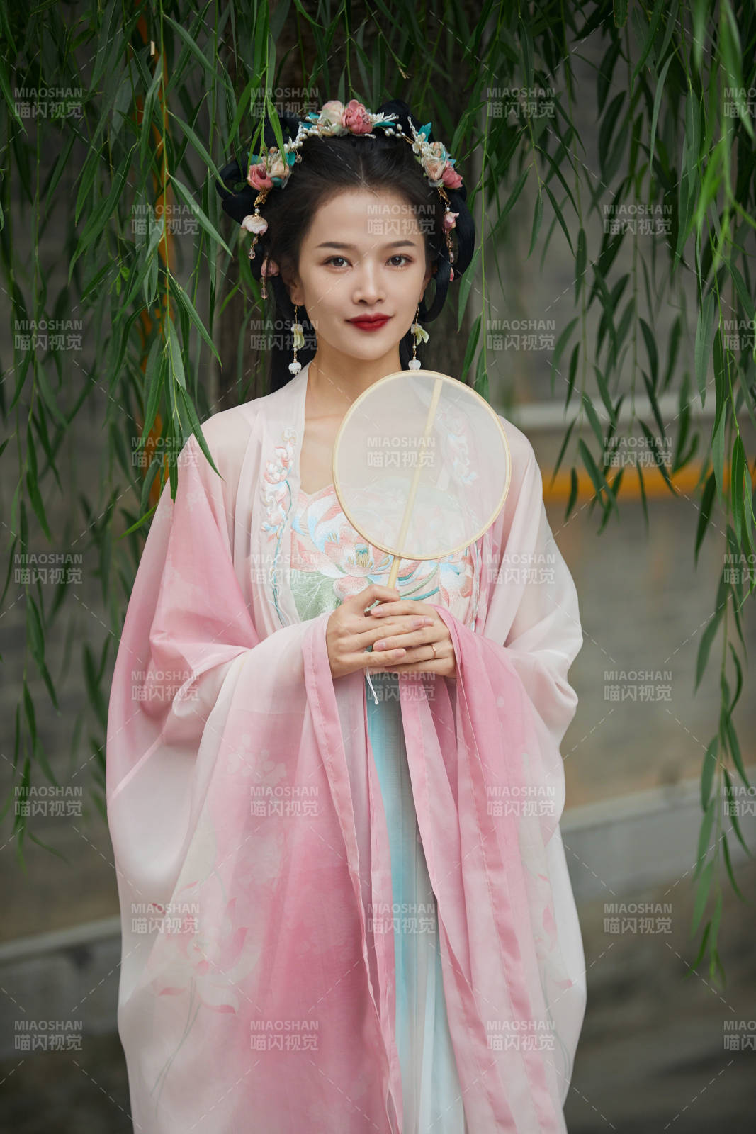 穿着汉服在古城拍照的东方美女