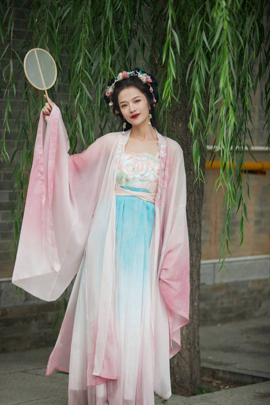 穿着汉服在古城拍照的东方美女