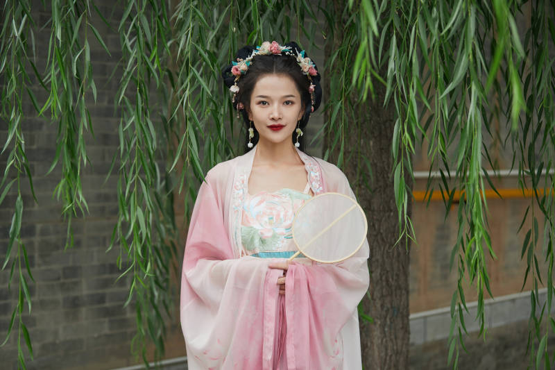 穿着汉服在古城拍照的东方美女-摄影图