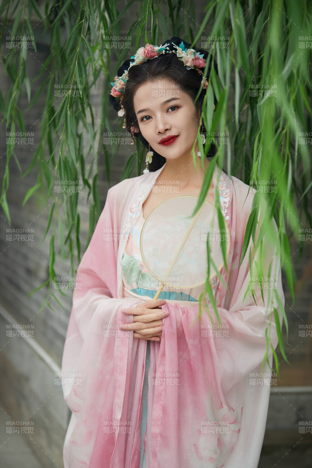 穿着汉服在古城拍照的东方美女-摄影图