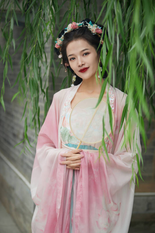 穿着汉服在古城拍照的东方美女-摄影图