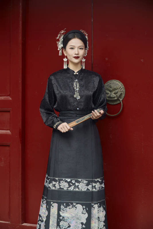 穿着中国汉族服饰马面裙的东方女性