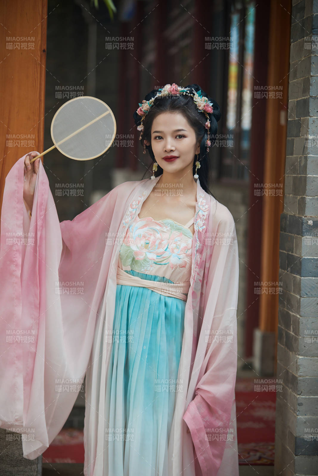 穿著漢服在古城拍照的東方美女