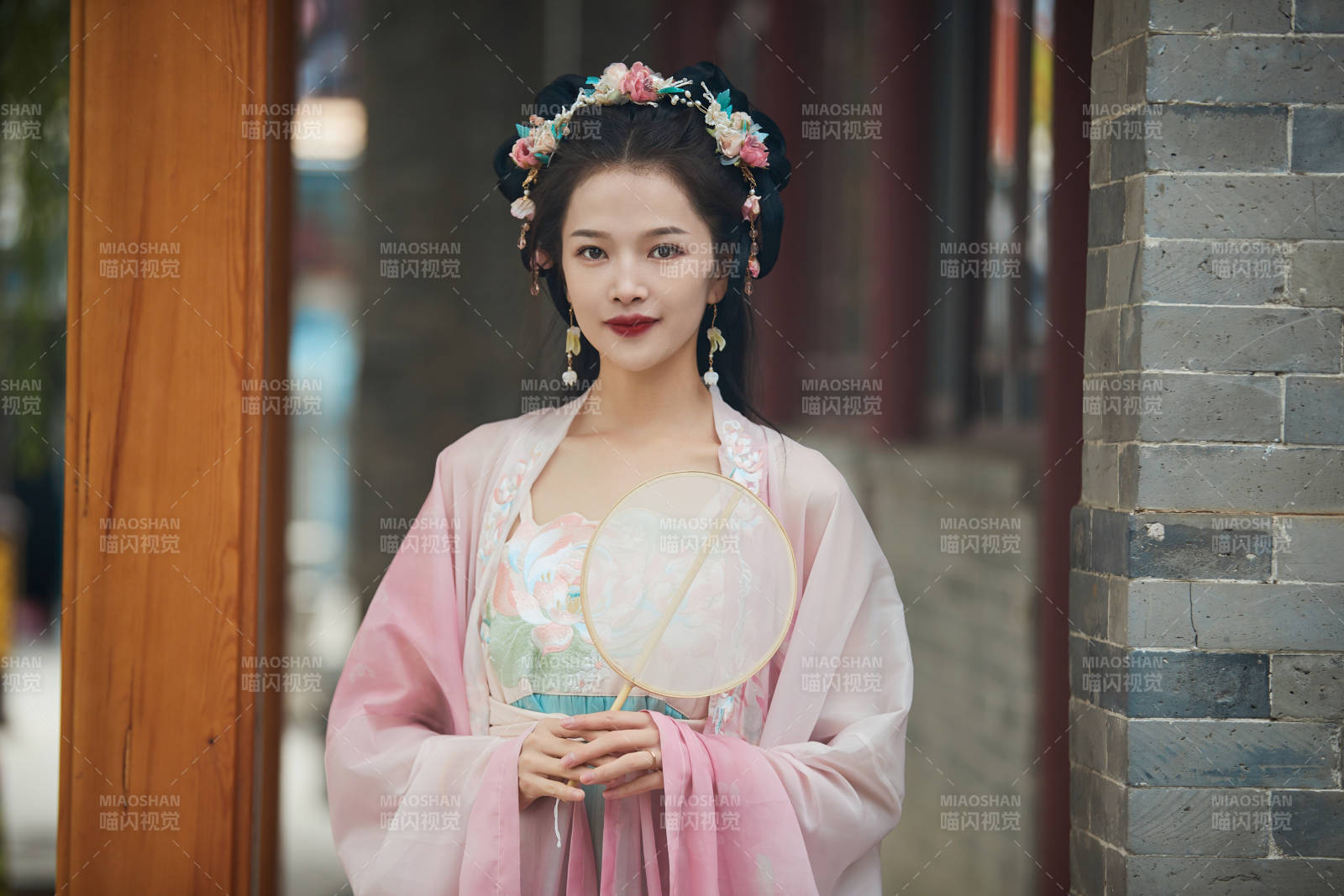 穿着汉服在古城拍照的东方美女