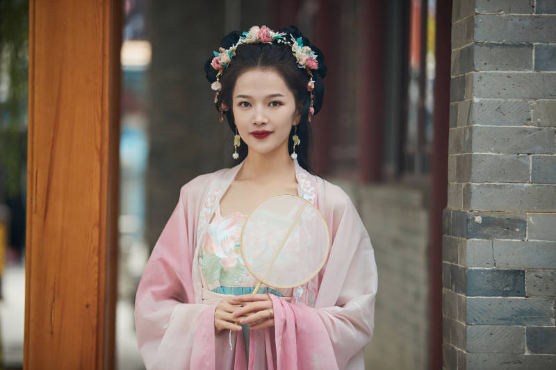 穿着汉服在古城拍照的东方美女