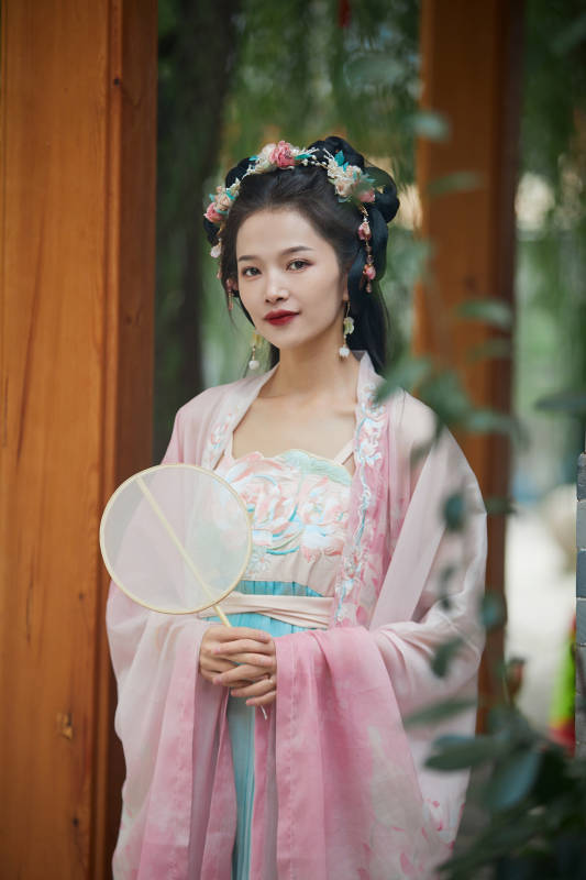 穿着汉服在古城拍照的东方美女