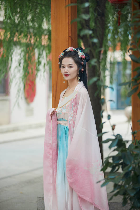 穿着汉服在古城拍照的东方美女